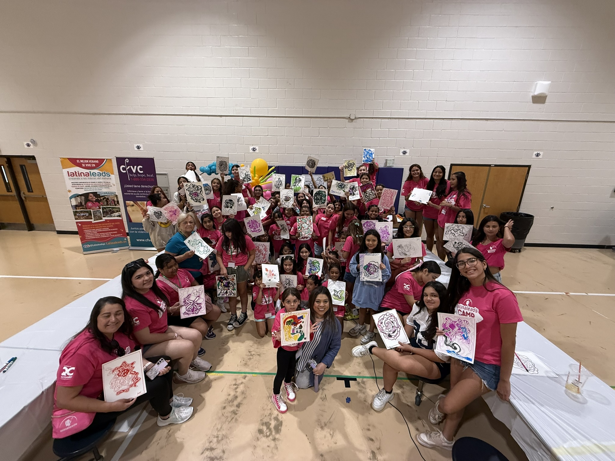 Grupo de niñas felices en el campamento